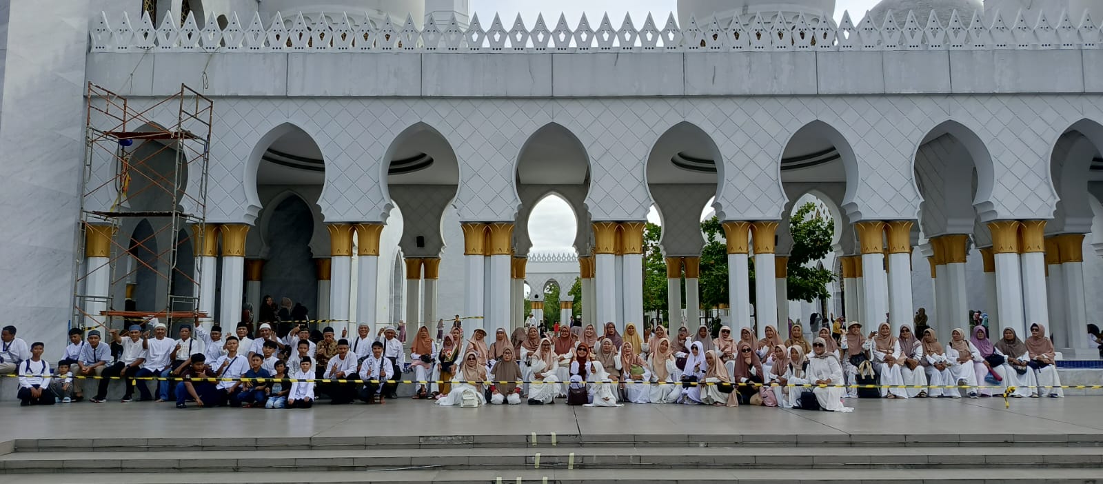 Beautiful in White: Menyatu dalam Kedamaian di Masjid Syech Zayed